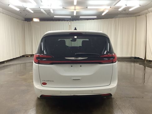 Used 2025 Chrysler Pacifica Select FWD image 7