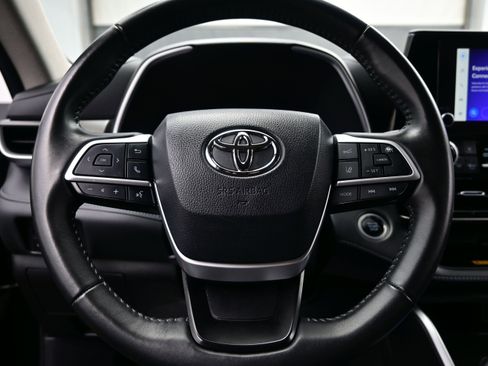 Used 2024 Toyota Highlander XLE AWD/4WD image 24
