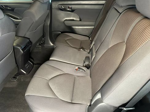 Used 2023 Toyota Highlander LE AWD/4WD image 20