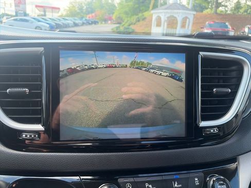 Used 2024 Chrysler Pacifica Touring-L FWD image 20