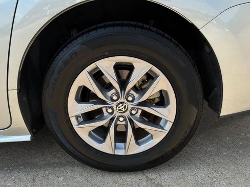 Used 2025 Toyota Sienna XLE FWD image 9