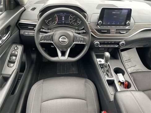 Used 2025 Nissan Altima 2.5 SV image 9