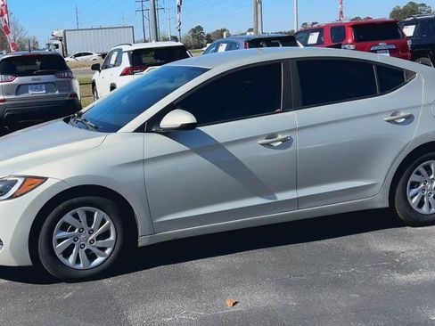 Used 2017 Hyundai Elantra SE w/ Cargo Package image 4