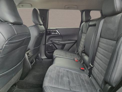 Used 2025 Mitsubishi Outlander AWD image 14