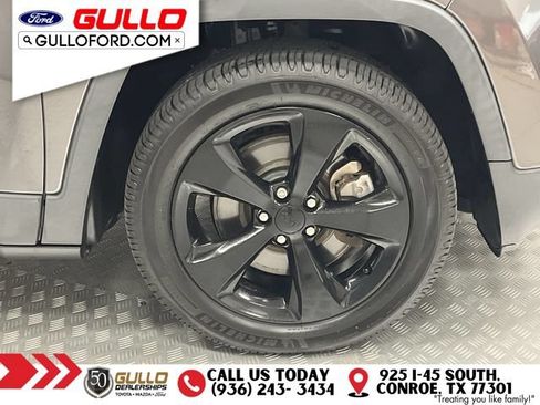 Used 2018 Jeep Cherokee Latitude w/ Altitude Package FWD image 30