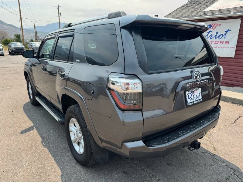 Used 2018 Toyota 4Runner SR5 AWD/4WD image 3