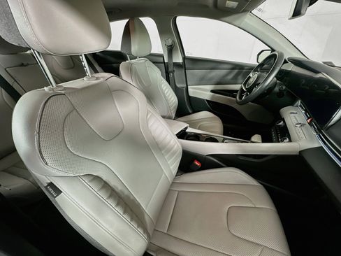 Used 2025 Hyundai Elantra Limited FWD image 31