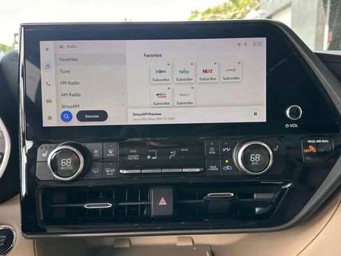 Used 2023 Toyota Highlander XLE image 17