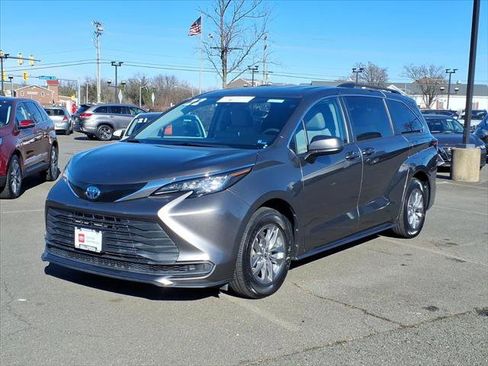 Certified 2022 Toyota Sienna LE image 1