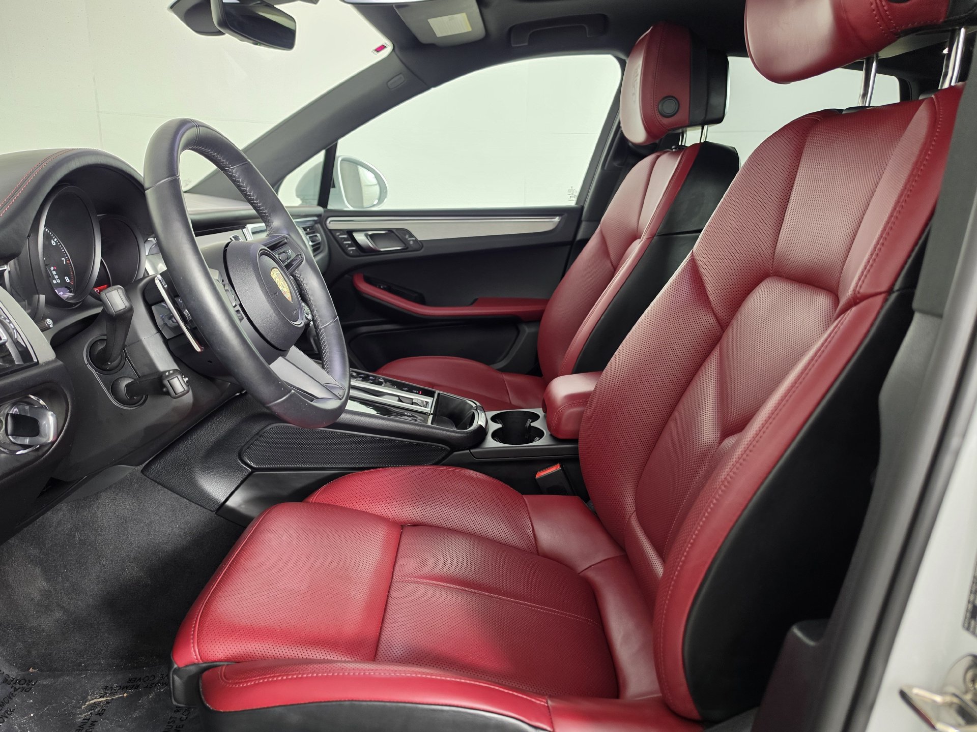 Used 2025 Porsche Macan AWD/4WD image 3