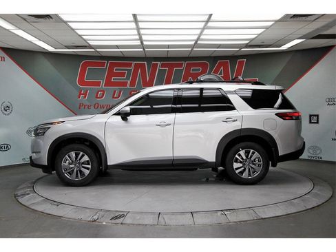 New 2025 Nissan Pathfinder SV image 3