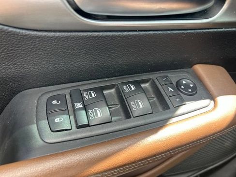 Used 2021 Chrysler Pacifica Limited w/ Uconnect Theater Family Group FWD image 17