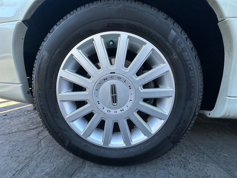Used 2004 Lincoln Town Car Ultimate RWD image 9