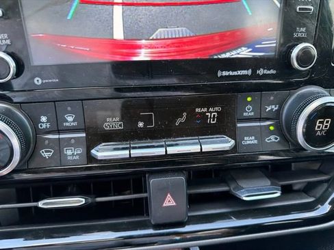 Used 2021 Toyota Highlander XLE AWD/4WD image 9