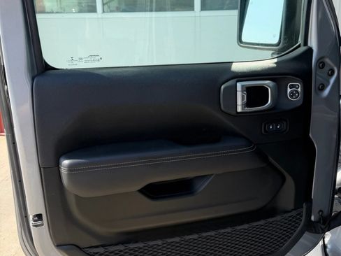 Used 2020 Jeep Gladiator Overland AWD/4WD image 4