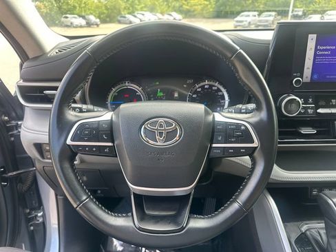 Used 2024 Toyota Highlander LE AWD/4WD image 34