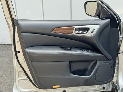 Used 2020 Nissan Pathfinder Platinum FWD image 41