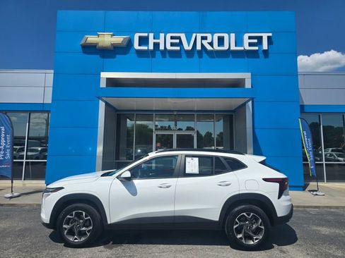Used 2024 Chevrolet Trax LT FWD image 2