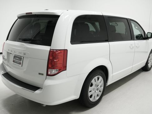 Used 2018 Dodge Grand Caravan SE w/ UConnect Hands-Free Group image 4