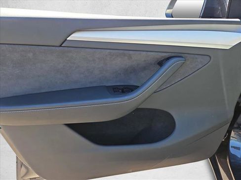 Used 2025 Tesla Model Y Long Range AWD/4WD image 15