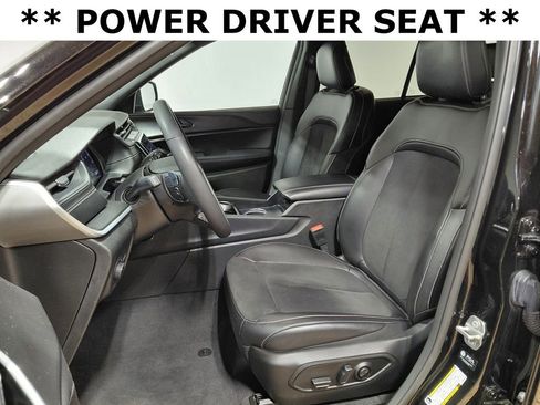 Used 2025 Jeep Grand Cherokee Altitude AWD/4WD image 15