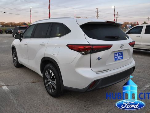 Used 2023 Toyota Highlander XLE image 3