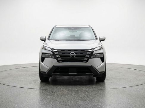 Used 2025 Nissan Rogue SV image 2