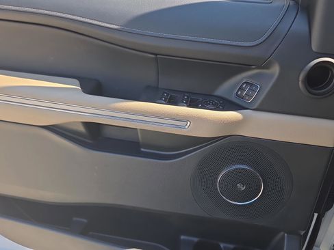 Used 2024 Ford Expedition Limited image 32