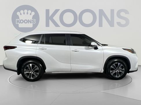 Used 2024 Toyota Highlander XLE AWD/4WD image 8