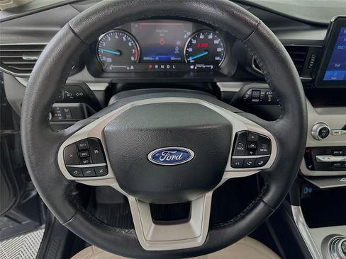 Used 2024 Ford Explorer XLT w/ Equipment Group 202A AWD/4WD image 18