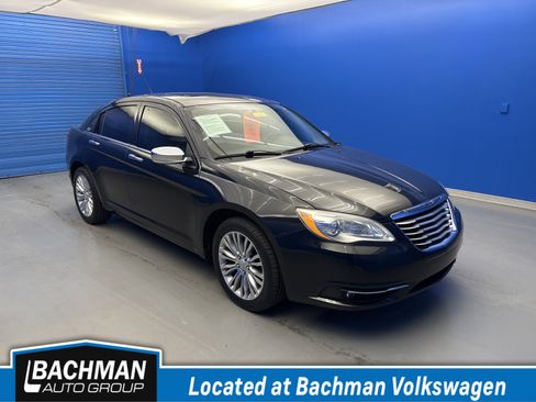 Used 2011 Chrysler 200 Limited FWD image 1