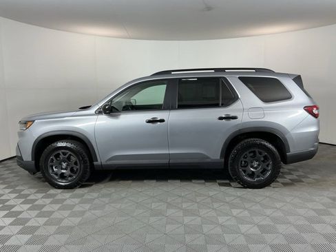 Used 2025 Honda Pilot TrailSport image 8