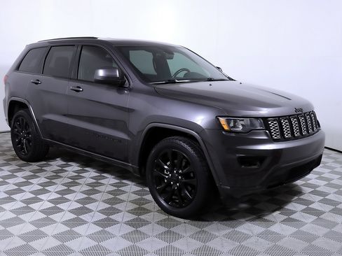 Used 2017 Jeep Grand Cherokee Altitude RWD image 6