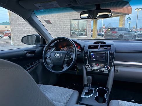 Used 2013 Toyota Camry image 22