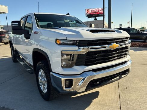 Used 2025 Chevrolet Silverado 2500 LT image 3