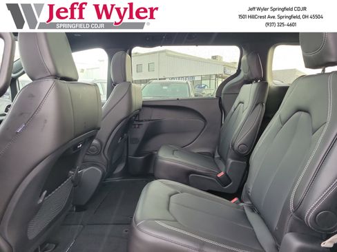New 2026 Chrysler Pacifica Select w/ S Appearance Package FWD image 16