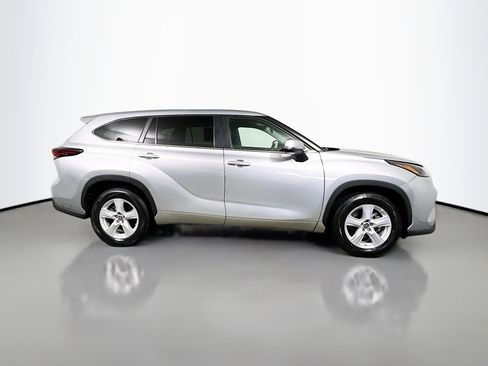 Used 2024 Toyota Highlander LE image 3