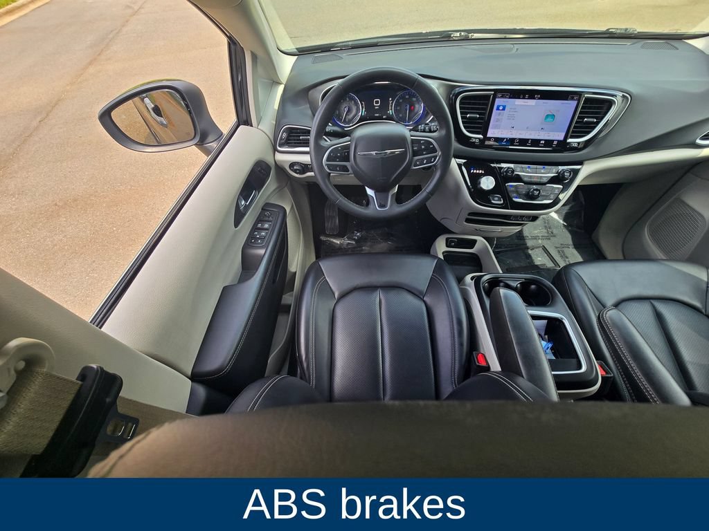 Used 2023 Chrysler Pacifica Touring-L FWD image 15