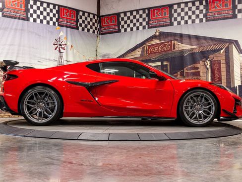 Used 2023 Chevrolet Corvette Z06 w/ Z07 Performance Package image 9