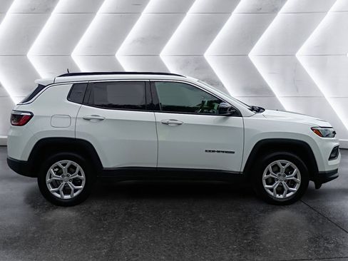 Used 2024 Jeep Compass Latitude AWD/4WD image 7