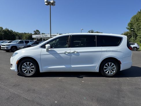 Used 2019 Chrysler Pacifica Touring Plus w/ Cold Weather Group FWD image 8