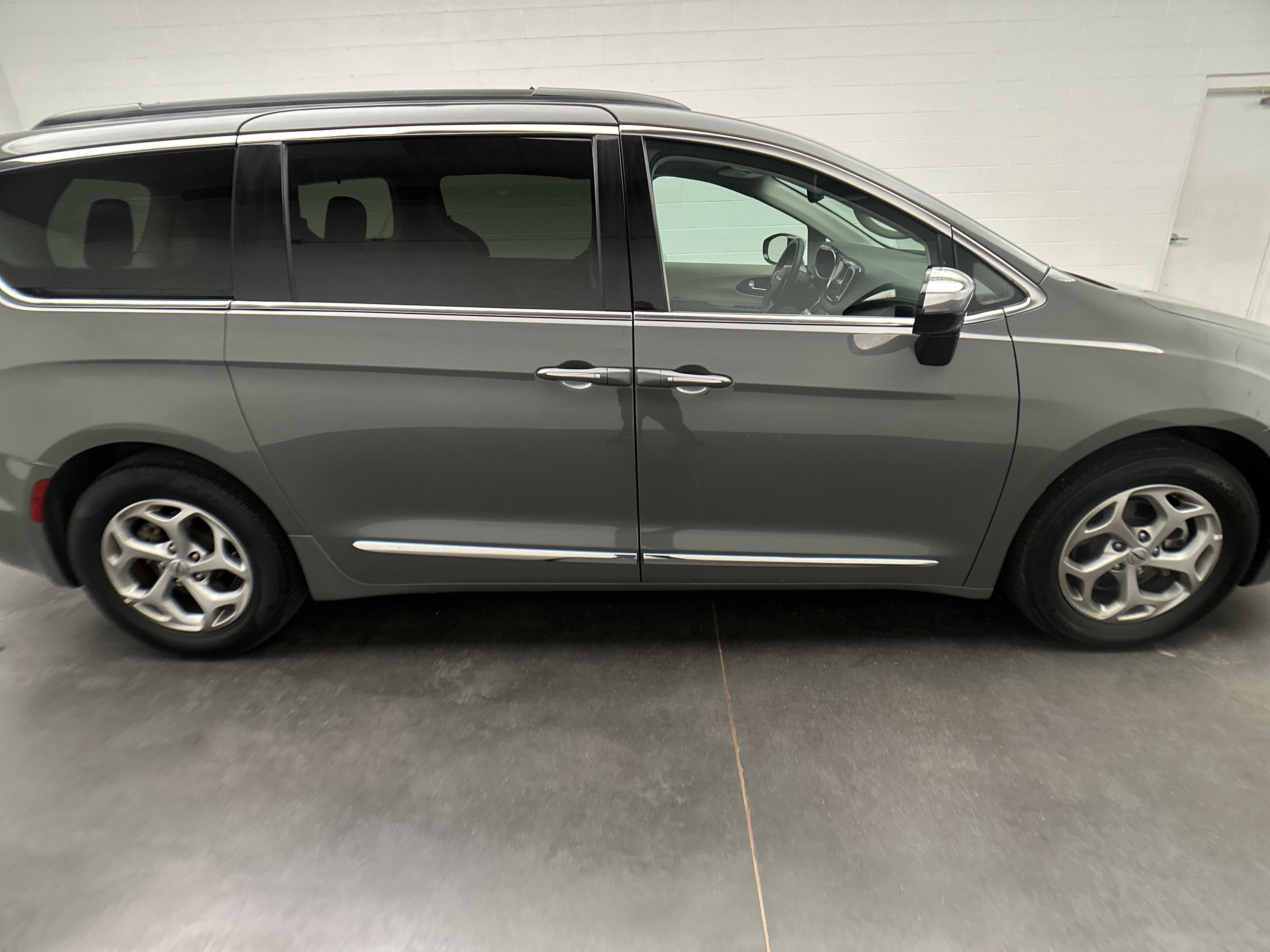 Used 2023 Chrysler Pacifica Limited FWD image 10