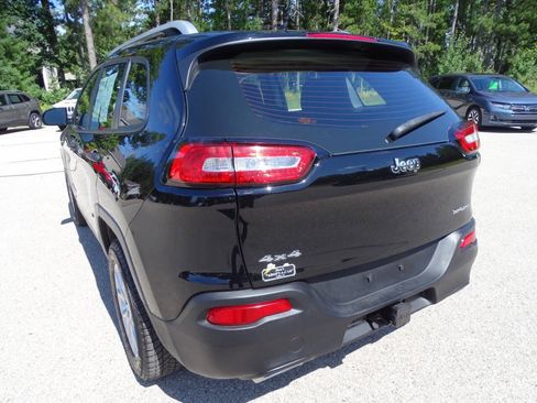 Used 2017 Jeep Cherokee Sport w/ Cold Weather Group AWD/4WD image 8