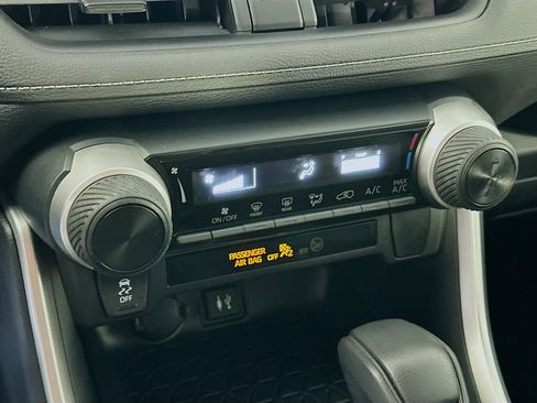 Used 2019 Toyota RAV4 LE w/ Carpet Mat Package image 23