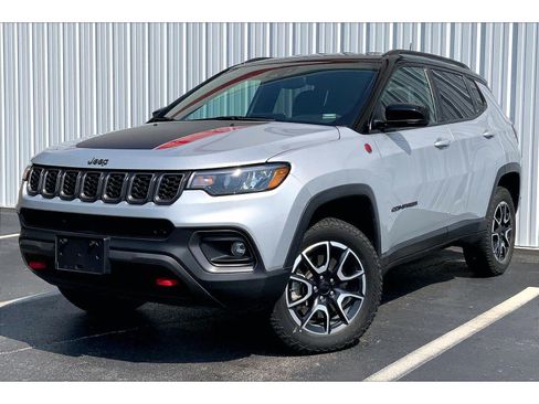 Used 2024 Jeep Compass Trailhawk AWD/4WD image 1