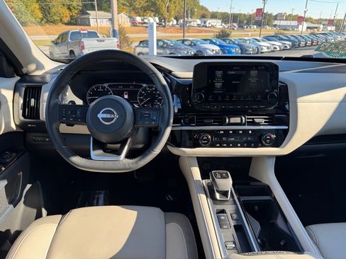 Certified 2025 Nissan Pathfinder SL image 14