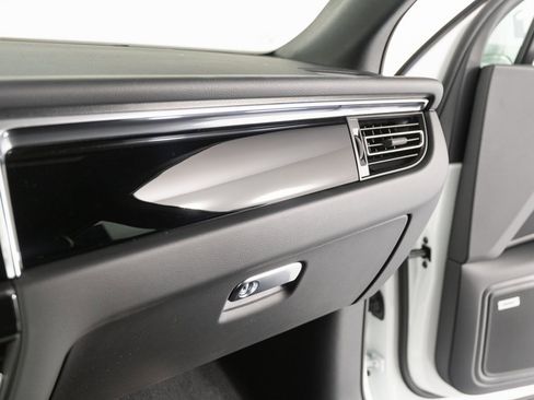 Certified 2025 Porsche Macan image 25