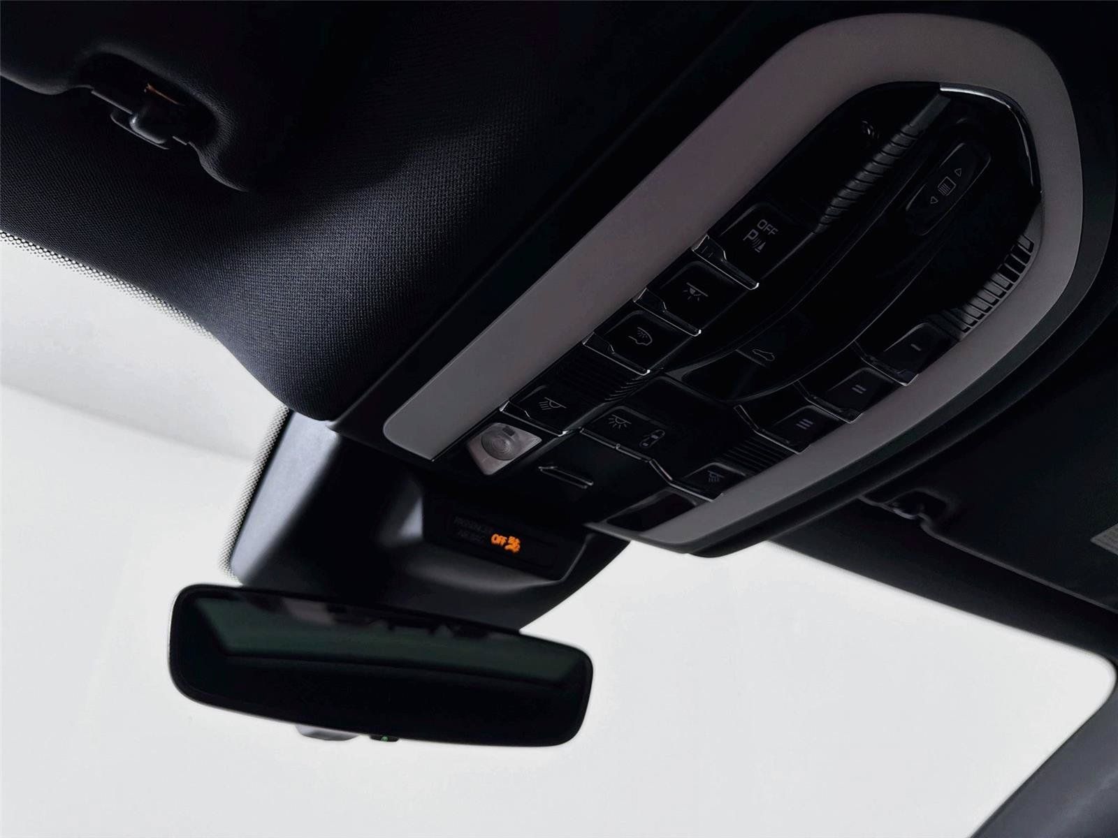 Certified 2022 Porsche Macan AWD/4WD image 25