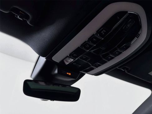 Certified 2022 Porsche Macan AWD/4WD image 25