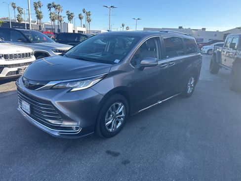 Used 2022 Toyota Sienna Limited image 2